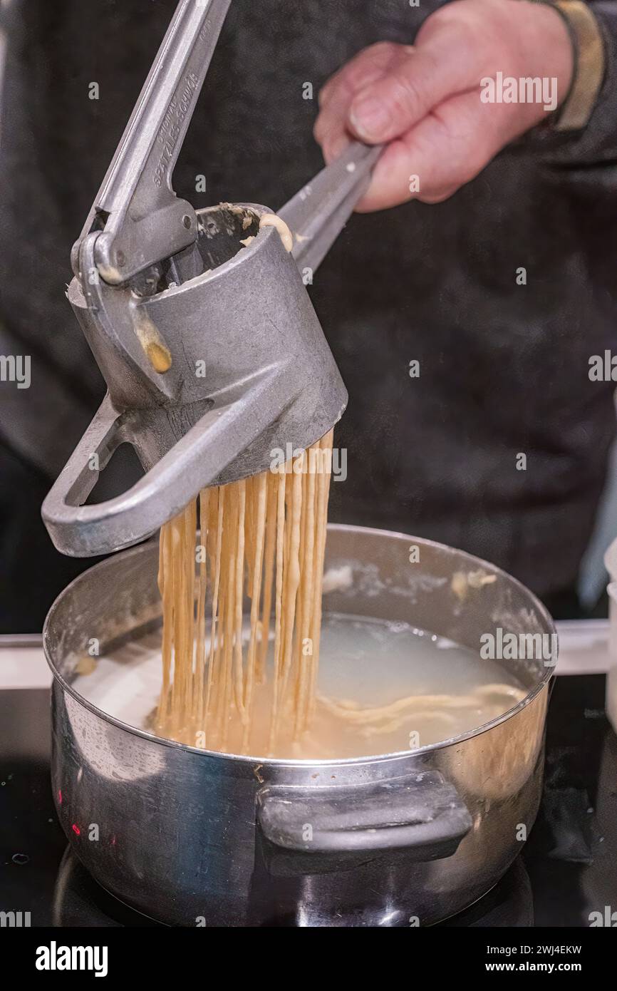 Préparation de SpÃ¤tzle - Spaetzle, un type souabe de nouilles, préparation des aliments. Banque D'Images