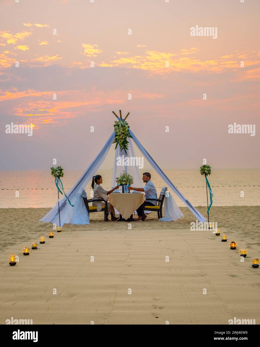 Dîner romantique sur la plage à Pattaya Thaïlande Banque D'Images