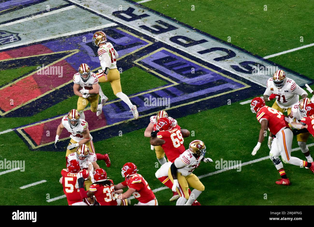 Las Vegas, Nevada, États-Unis, 11 février 2024 - Brock Purdy remet le ballon à Christian McCaffrey au Super Bowl LVIII au stade Allegiant de Las Vegas Banque D'Images Las Vegas, Nevada, États-Unis, 11 février 2024 - Brock Purdy remet le ballon à Christian McCaffrey au Super Bowl LVIII au stade Allegiant de Las Vegas Banque D'Images