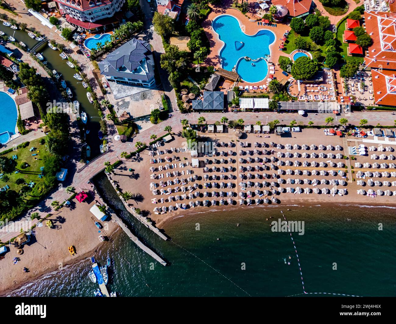 Vue aérienne d'une plage méditerranéenne sur la riviera turque Banque D'Images