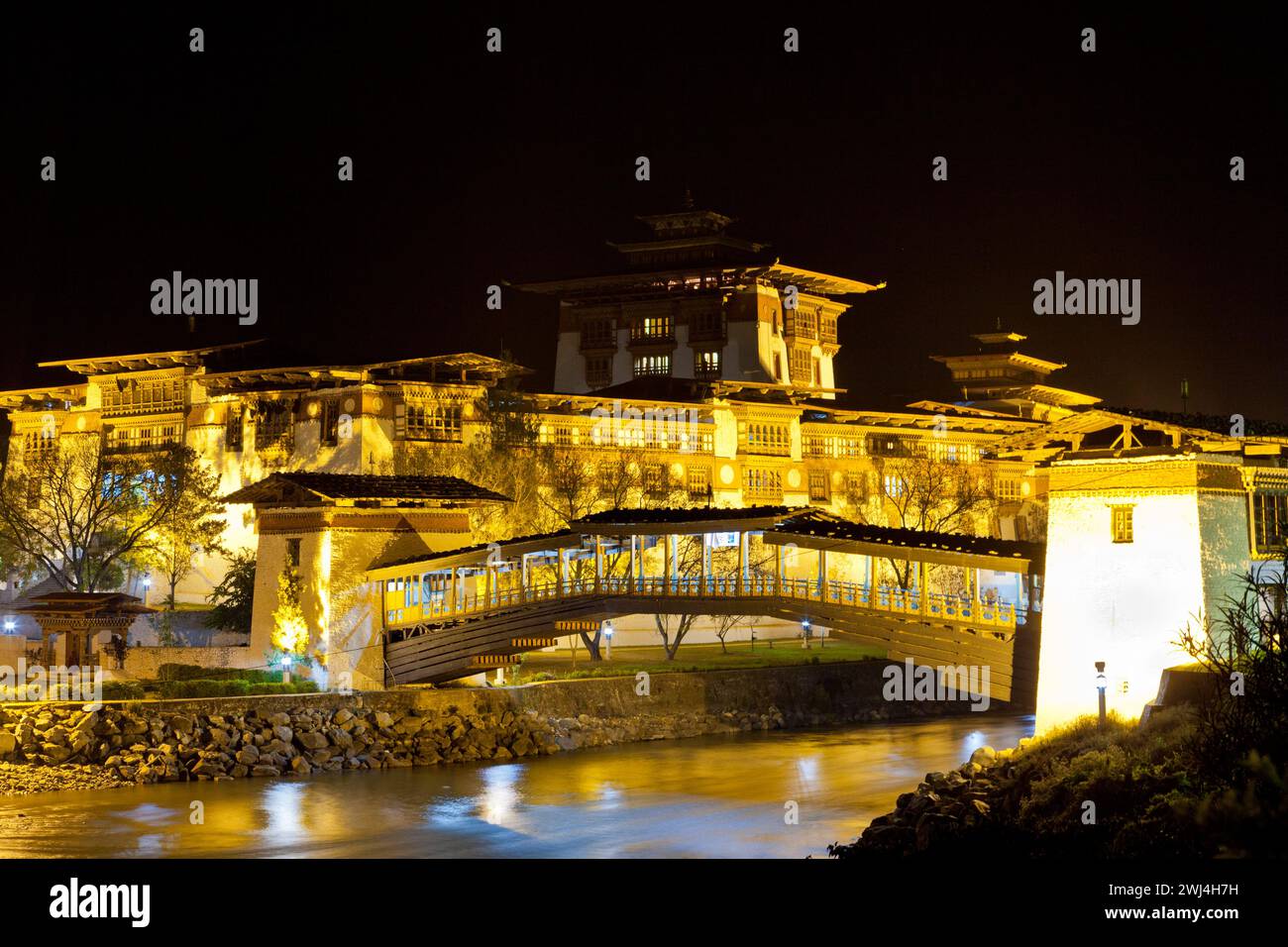 Punakha Dzong avec pont en porte-à-faux traditionnel mis en évidence la nuit. Banque D'Images