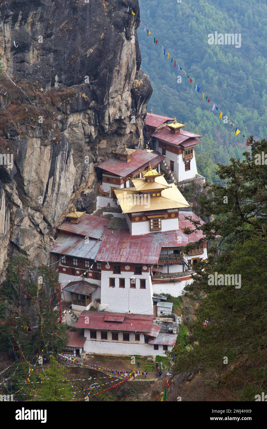 Le nid du tigre (Monastère Taktshang Goemba) dans la vallée de Paro. Banque D'Images