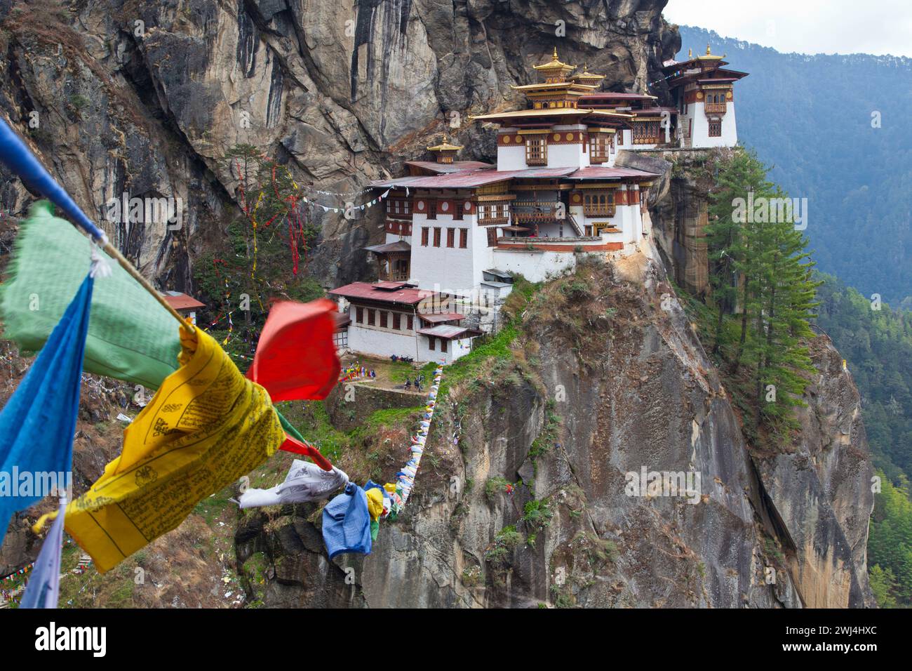 Le nid du tigre (Monastère Taktshang Goemba) dans la vallée de Paro. Banque D'Images