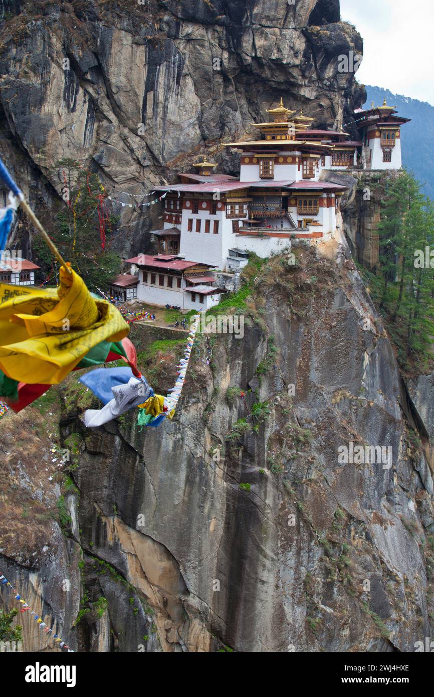 Le nid du tigre (Monastère Taktshang Goemba) dans la vallée de Paro. Banque D'Images