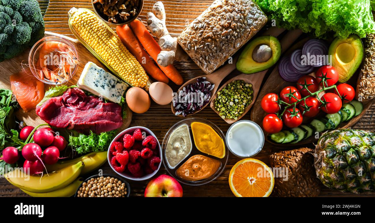 Une variété de produits alimentaires représentant une alimentation équilibrée Banque D'Images