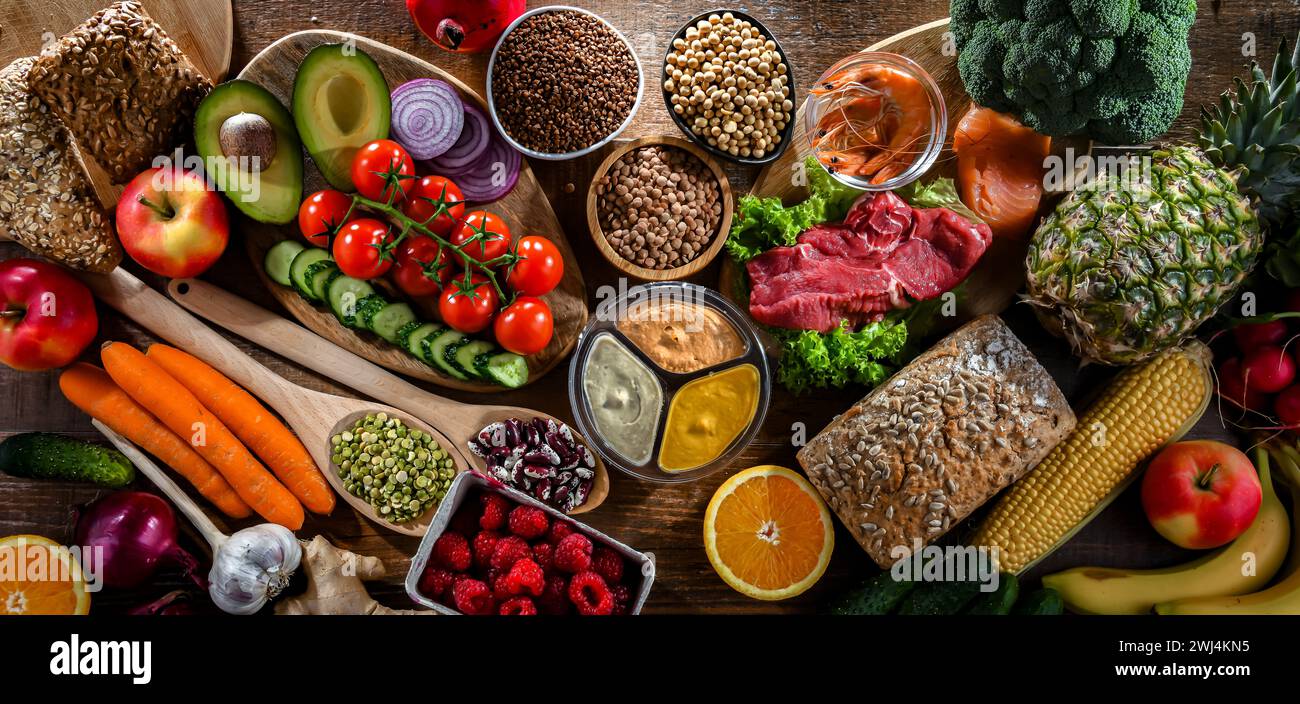 Une variété de produits alimentaires représentant une alimentation équilibrée Banque D'Images