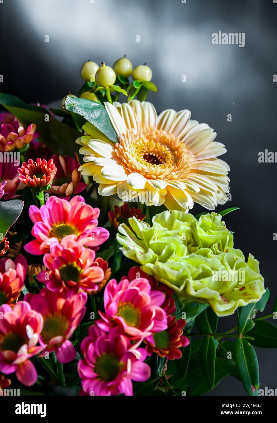 Composition avec un bouquet de fleurs fraîchement coupées. Banque D'Images