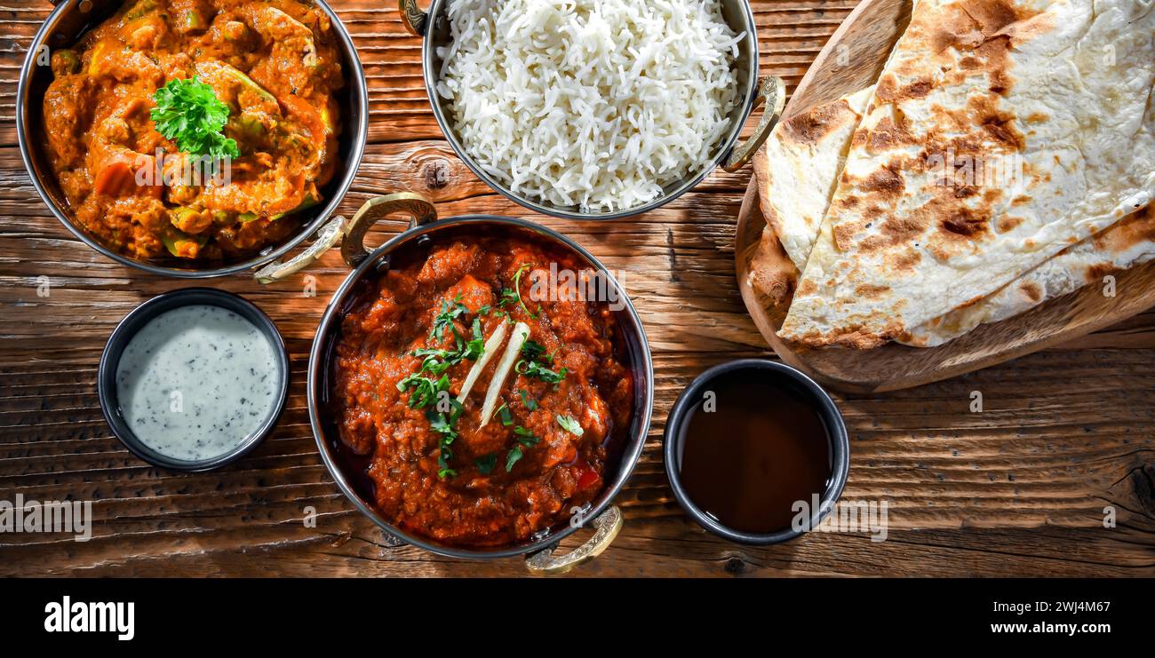 Paneer de madras chaud et masala de légumes avec riz basmati servi dans des pots de karahi indiens originaux. Banque D'Images
