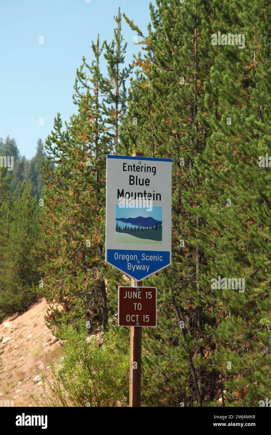 Panneau Blue Mountain Scenic Byway le long d'une autoroute de l'est de l'Oregon Banque D'Images