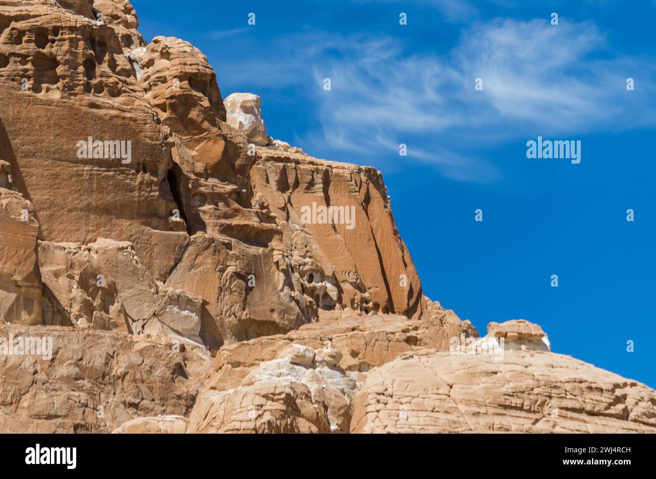 Hautes montagnes rocheuses dans le désert contre le ciel bleu et les nuages blancs en Egypte Dahab Sud Sinaï Banque D'Images Hautes montagnes rocheuses dans le désert contre le ciel bleu et les nuages blancs en Egypte Dahab Sud Sinaï Banque D'Images