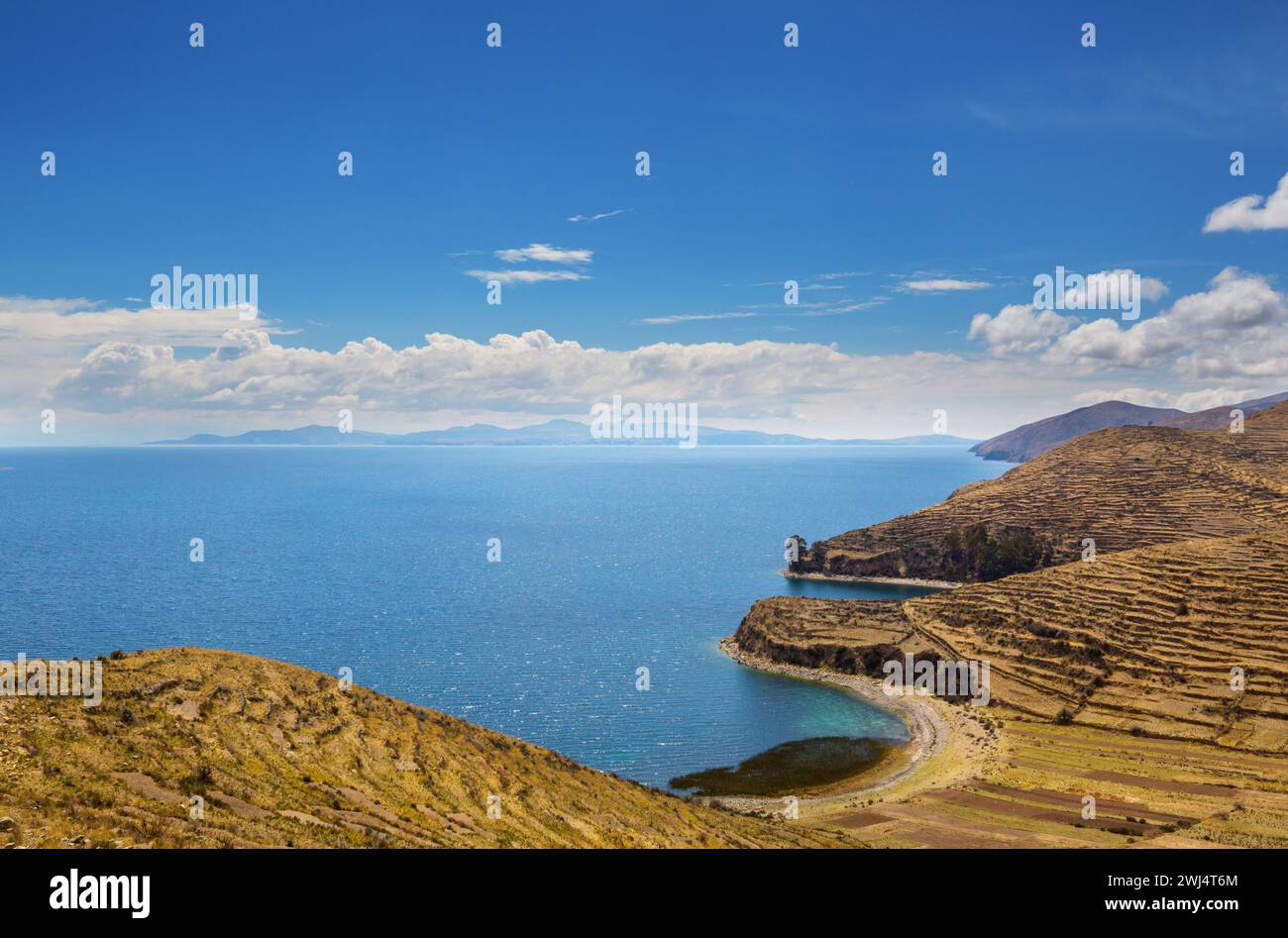 Le lac Titicaca est le plus haut plan d'eau navigable commercialement au monde. Il se trouve à une altitude de 3812 mètres au-dessus de la mer Banque D'Images