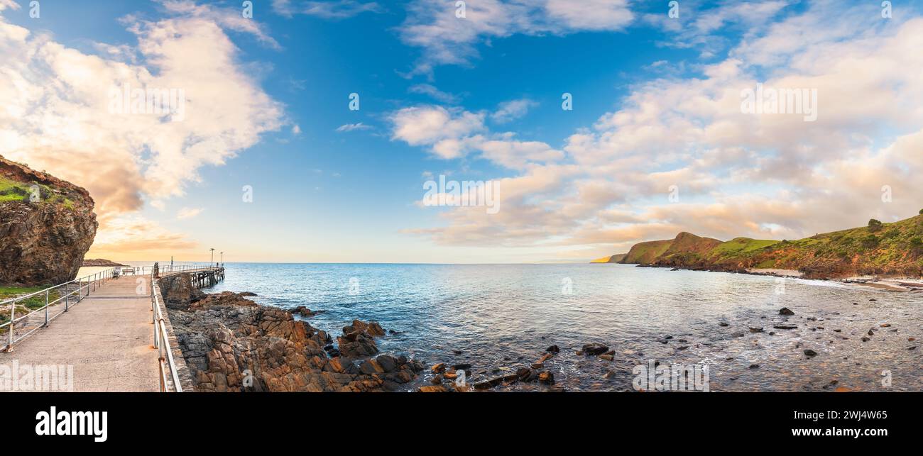 Vue panoramique sur la plage de second Valley avec jetée au coucher du soleil, Fleurieu Peninsula, Australie méridionale Banque D'Images