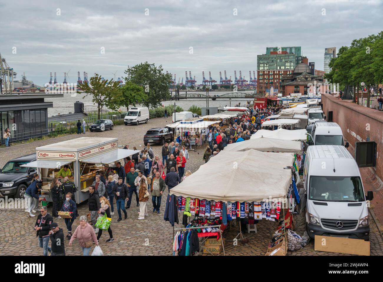 Hambourg, Allemagne - 17 juillet 2022 : horizon de la ville au célèbre marché aux poissons de Hambourg (Fischmarkt) Banque D'Images