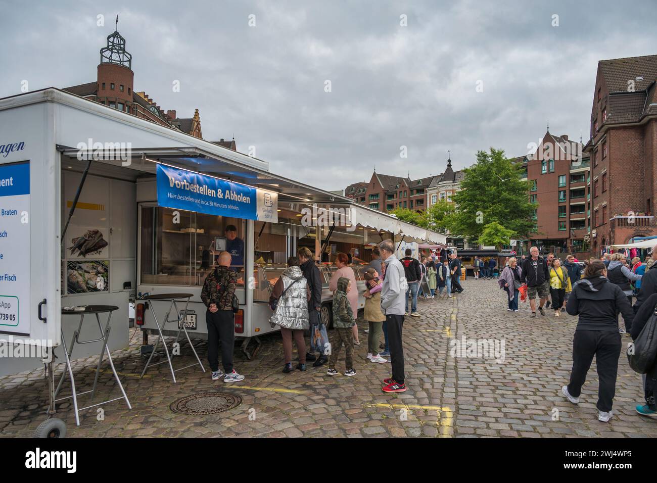 Hambourg, Allemagne - 17 juillet 2022 : foule de touristes marchant et faisant du shopping au célèbre marché aux poissons de Hambourg (Fischmarkt) Banque D'Images