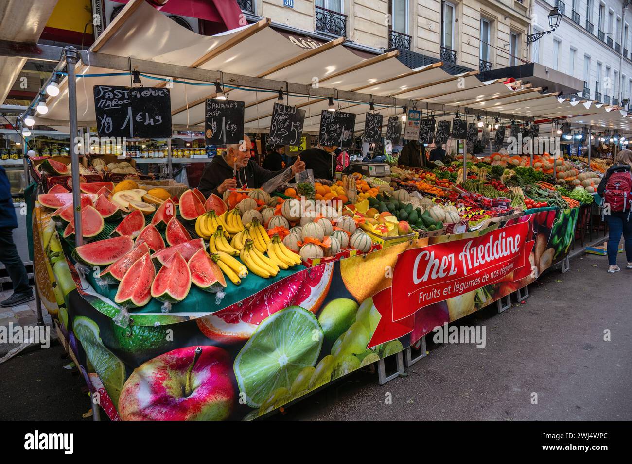 Paris, France - 14 mai 2023 : nombreuses promenades touristiques et shopping au marché Aligre à Paris Banque D'Images