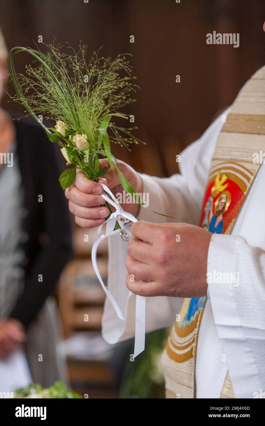 Bénédiction cléricale avec Floral Sprig Banque D'Images