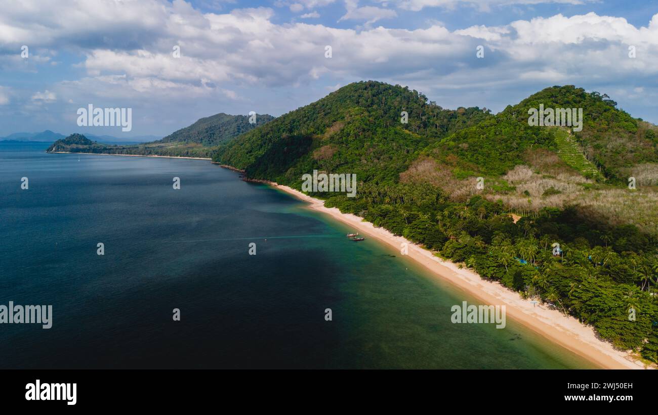 Plage avec l'eau cristalline et le ciel bleu à Koh Libong, province de Trang, Thaïlande, mer d'Andaman. Banque D'Images