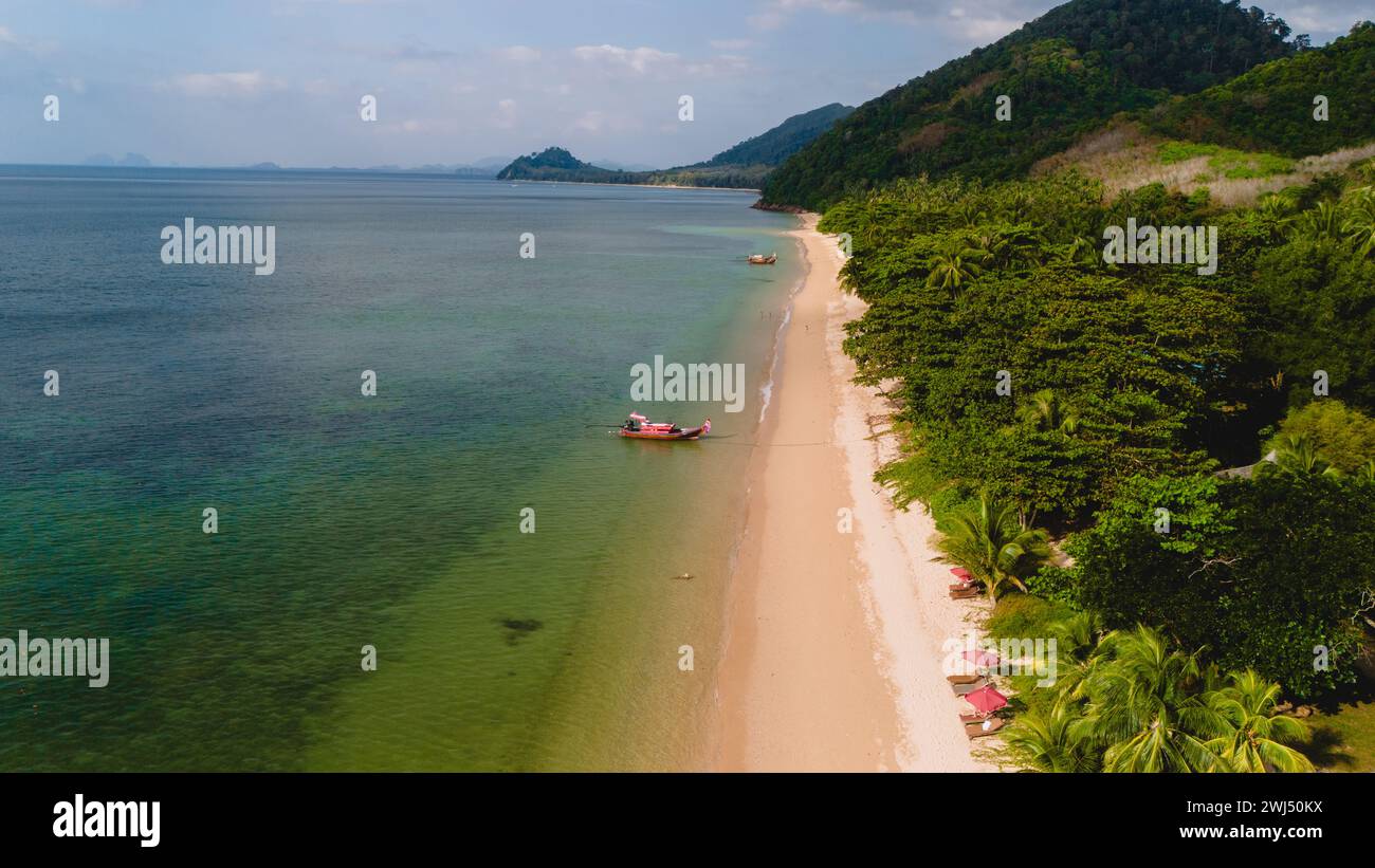 Plage avec l'eau cristalline et le ciel bleu à Koh Libong, province de Trang, Thaïlande, mer d'Andaman. Banque D'Images