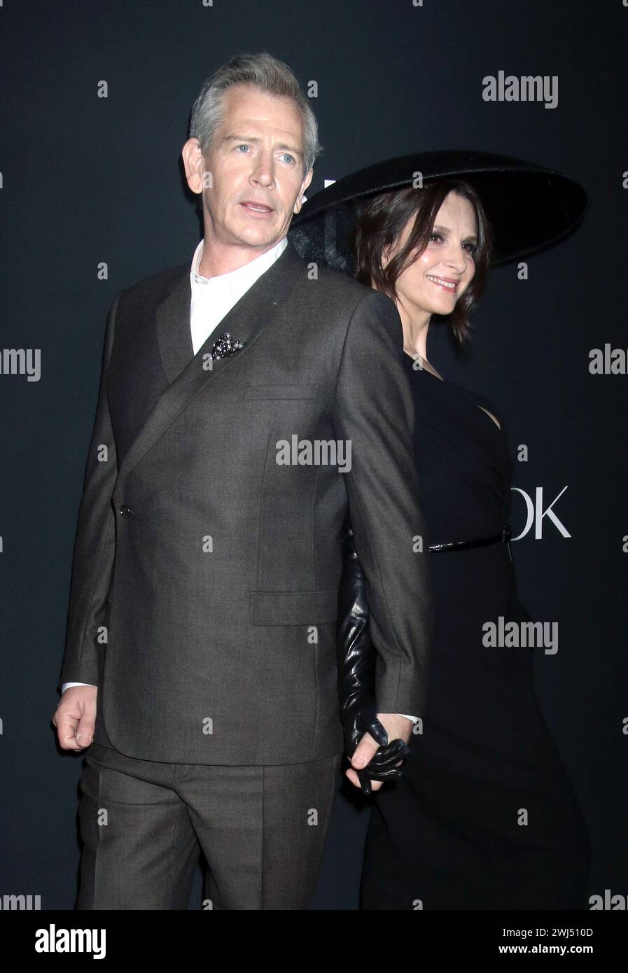 New York, NY, États-Unis. 12 février 2024. Ben Mendelsohn et Juliette Binoche à la première de The New look d'Apple TV au Florence Gould Hall le 12 février 2024 à New York City Credit : RW/Media Punch/Alamy Live News Banque D'Images