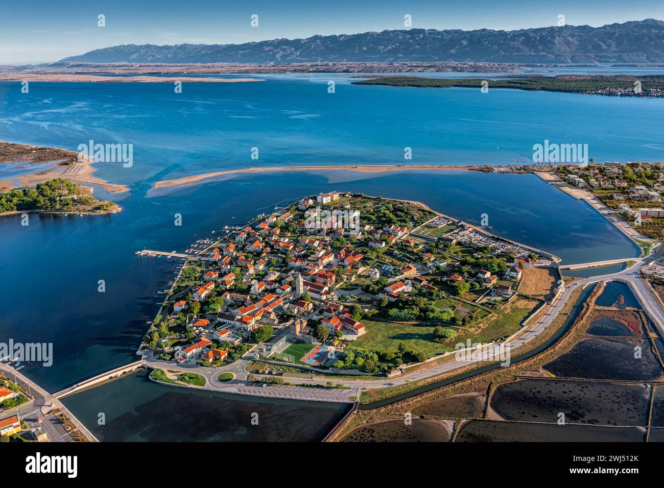 Nin, Croatie - vue panoramique aérienne de la ville historique et de la petite île de Nin avec des champs traditionnels de sel encore et la mer Adriatique bleue sur un ensoleillement Banque D'Images