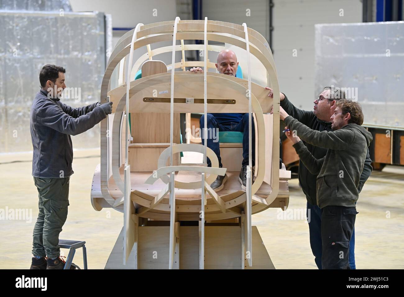 © PHOTOPQR/Ouest FRANCE/Franck Dubray ; les Sables d' olonne ; 08/02/2024 ; Bertrand Piccard va tenter le premier tour du monde sans escale en avion à hydrogène début de la construction avec cette maquette en bois pour tester l'ergonomie intérieure du cockpit du futur avion à hydrogène qu'utiliseront Bertrand Piccard et Raphaël Dinelli. Sur la photo Raphaël Dinelli (photo Fanck Dubray) Climate Impulse les Sables d'Olonne ; 02/2024 ; Bertrand Piccard tentera le premier tour du monde sans escale dans un avion hydrogène début de construction avec ce modèle en bois pour tester l'ergonom intérieur Banque D'Images