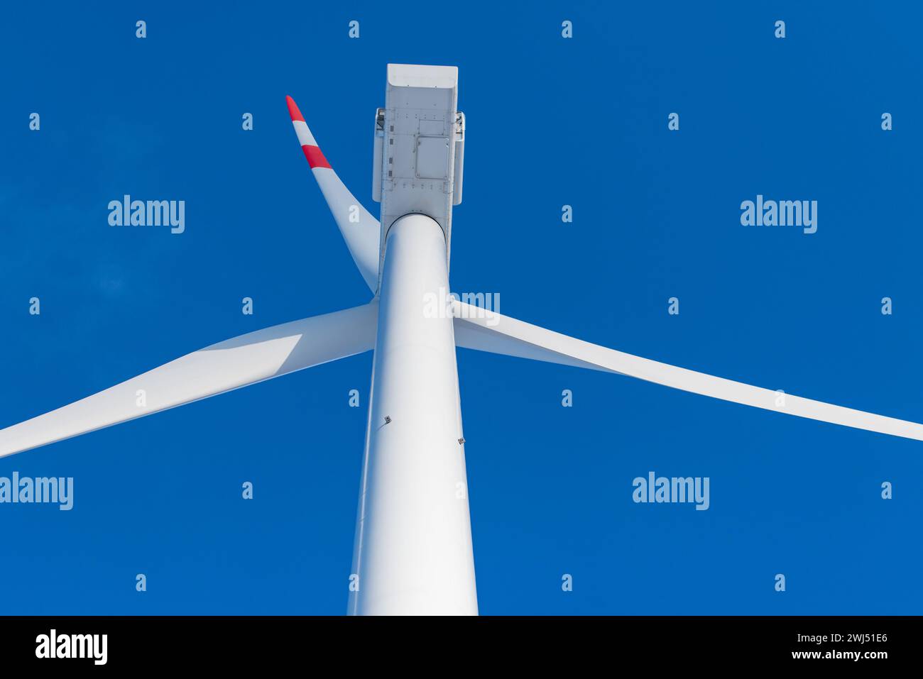Éoliennes sur terre sur la côte de la mer du Nord Banque D'Images