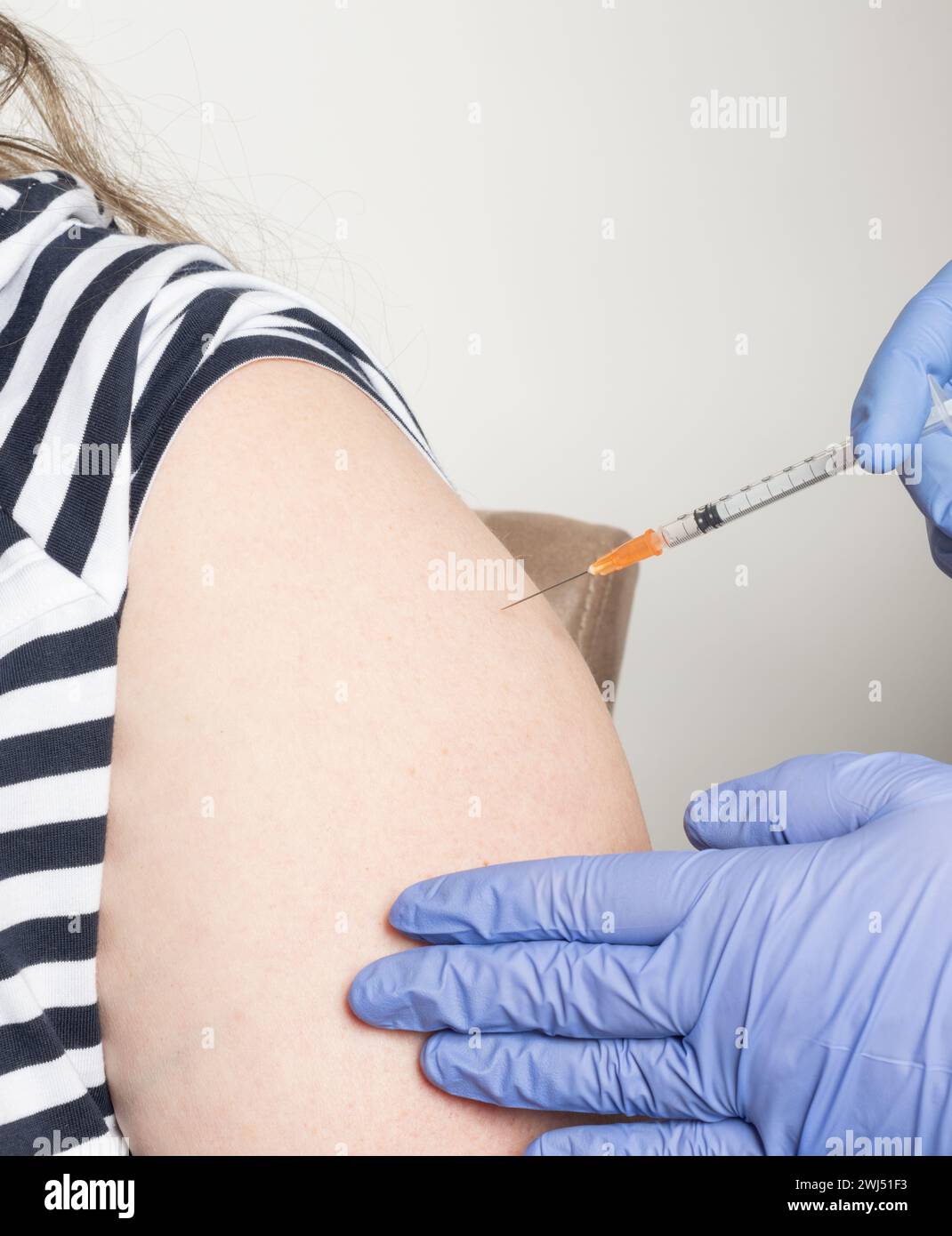 La femme est vaccinée avec le vaccin COVID-19 ARNm Banque D'Images