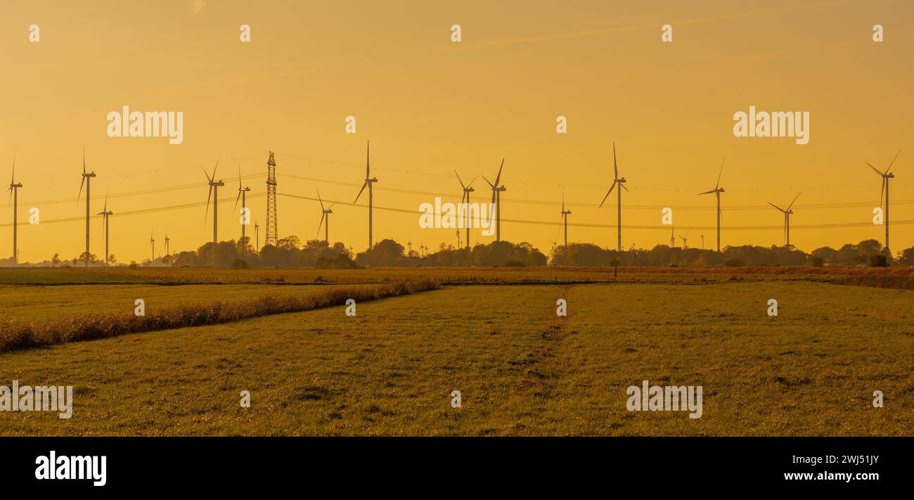 Éoliennes parc éolien onshore sur la côte de la mer du Nord au coucher du soleil Banque D'Images