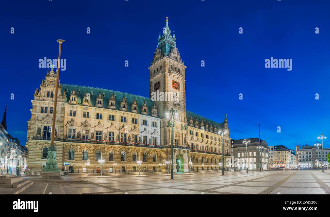 Hambourg Allemagne, panorama de nuit sur la ville place de l'Hôtel de ville de Rathaus Banque D'Images