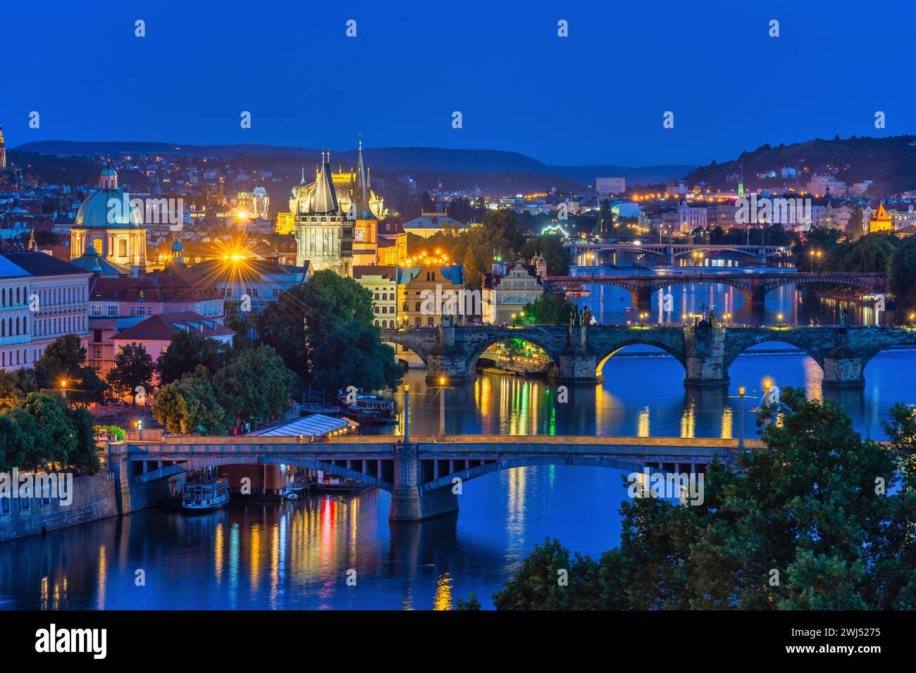 Prague République tchèque, vue panoramique nocturne sur le pont Charles et la rivière Vltava, Tchéquie Banque D'Images