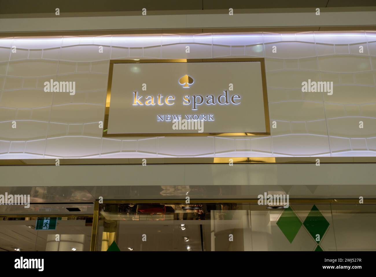 14 février 2024- logo du magasin Kate Spade dans le centre commercial Metrotown Mall Burnaby, Colombie-Britannique Canada Banque D'Images