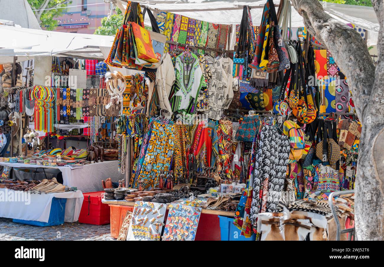 Stand de marché coloré avec des accessoires de mode africains sur un marché au Cap en Afrique du Sud Banque D'Images