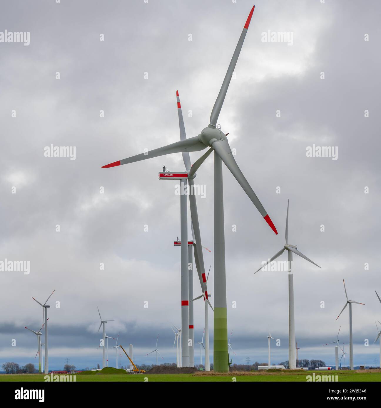 Entreprise éolienne Vestas avec une grue rouge lors de la construction d’un parc éolien onshore Banque D'Images