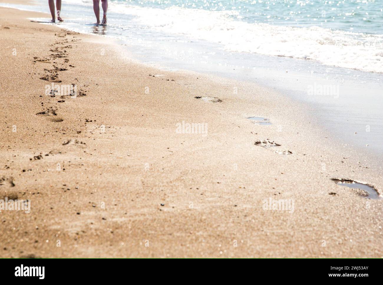 Empreintes de pas sur le sable d'un couple marchant Banque D'Images