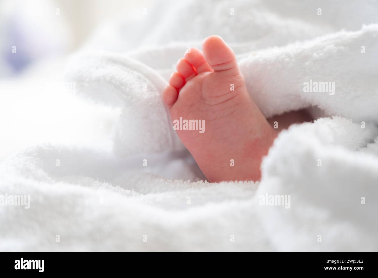 Le secret de la serviette blanche douce : bain de post-coup de pied de bébé Banque D'Images