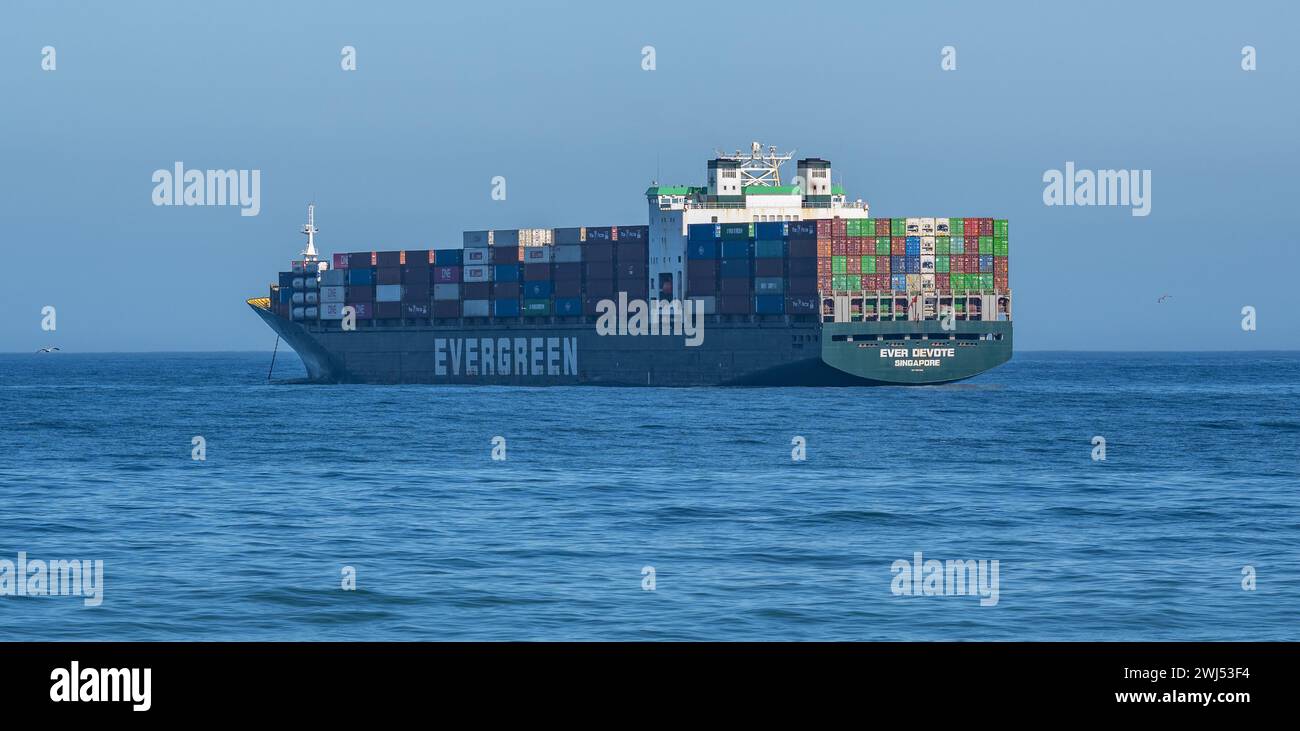 Navire porte-conteneurs de la compagnie maritime EVERGREEN avec conteneur ancré au large du Cap sur l'Atlantique Banque D'Images