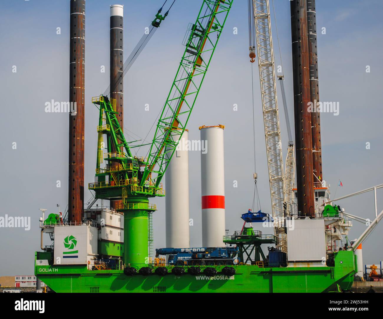 Une entreprise d’énergie éolienne réalimente des éoliennes offshore en mer Banque D'Images