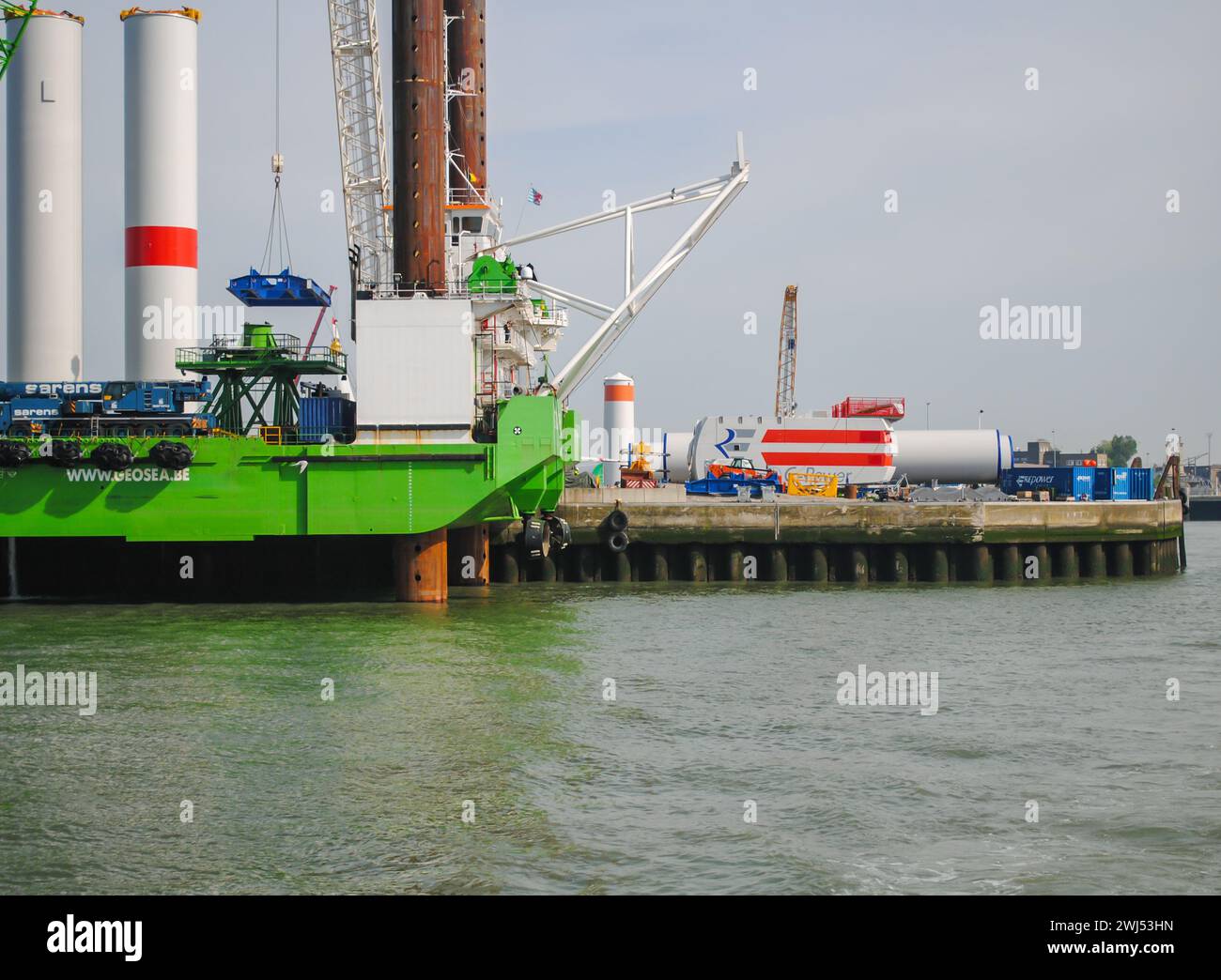 Une entreprise d’énergie éolienne réalimente des éoliennes offshore en mer Banque D'Images
