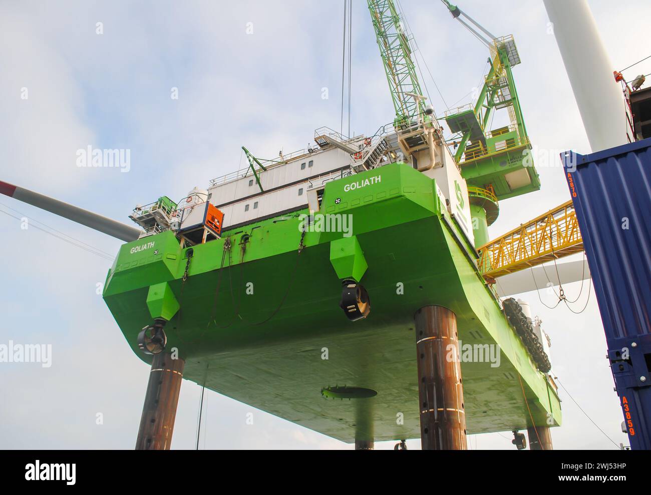 Une entreprise d’énergie éolienne réalimente des éoliennes offshore en mer Banque D'Images
