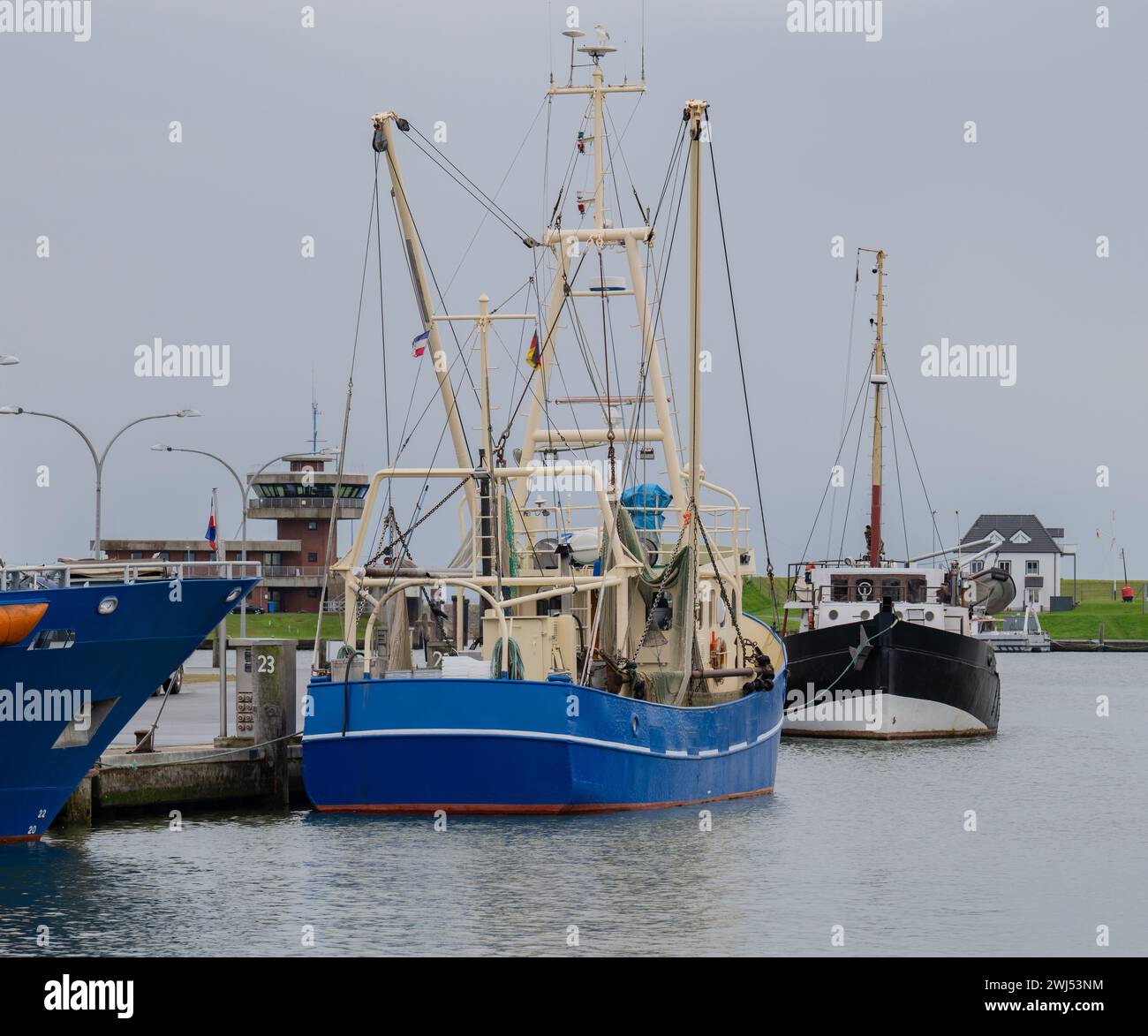 Fischereihafen von BÃ¼sum an der deutschen NordseekÃ¼ste liegen verschiedene Fischerboote vor Anker Banque D'Images