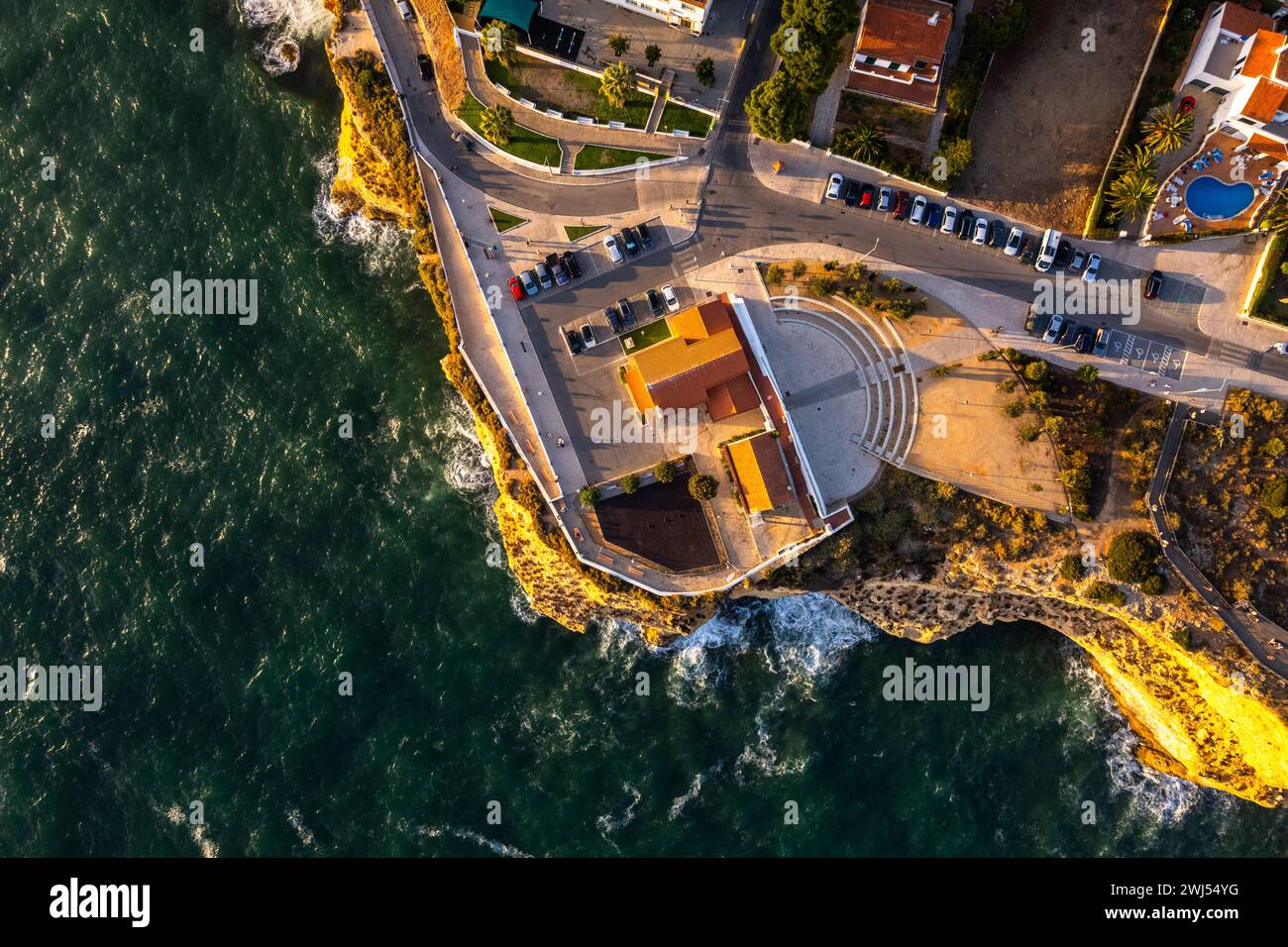 Carvoeiro ville touristique populaire en Algarve , Portugal. Vue aérienne par drone Banque D'Images