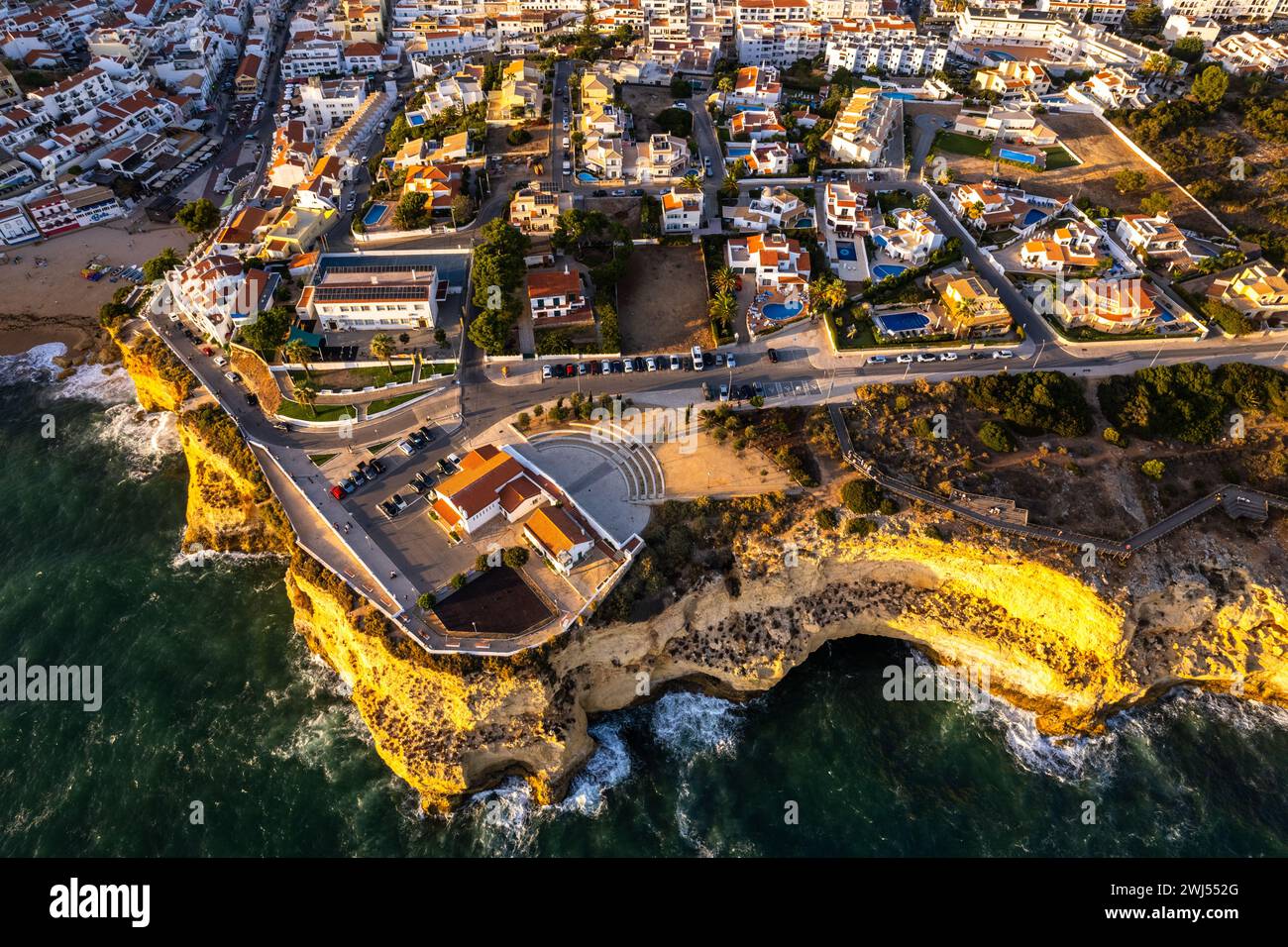 Carvoeiro ville touristique populaire en Algarve , Portugal. Vue aérienne par drone Banque D'Images