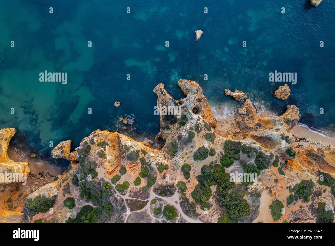 Praia do Camilo ou Camilo Beach en Algarve, Portugal. Vue de haut en bas du drone Banque D'Images