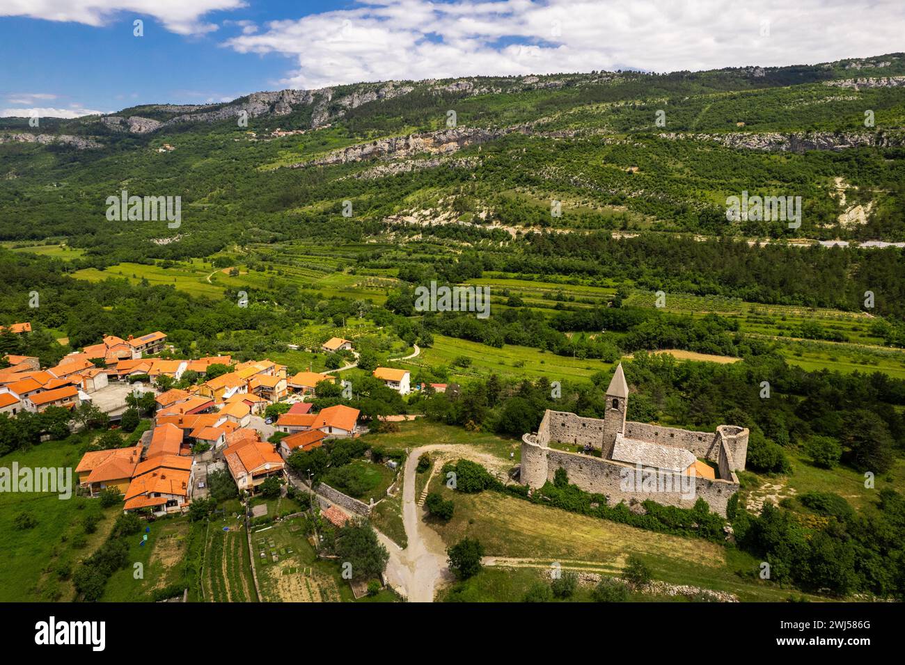 Église de la Sainte Trinité à Hrastovlje, Slovénie. Fresques de la célèbre danse de la mort ( danse Macabre ). Vue de drone. Banque D'Images