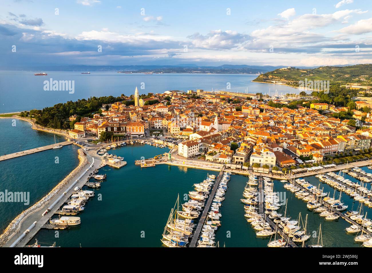 Izola paysage urbain sur la côte Adriatique de la péninsule Istrienne en Slovénie. Vue aérienne de drone Banque D'Images