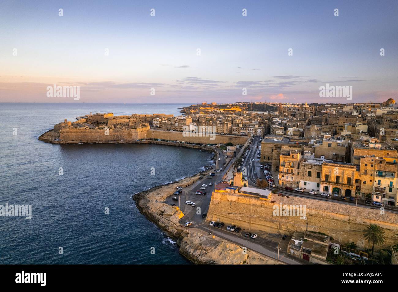 Valletta, Malte vue aérienne drone à la vieille ville au coucher du soleil Banque D'Images