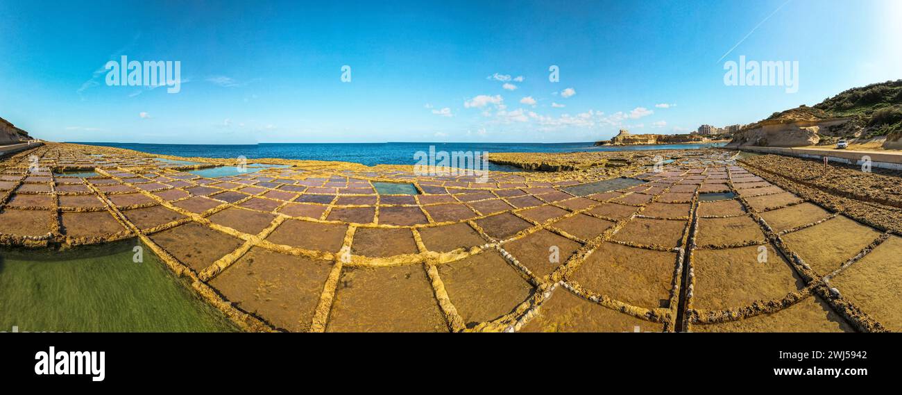 Salines, Xwejni Bay, Xwejni, île de Gozo, Malte, vue aérienne par drone Banque D'Images