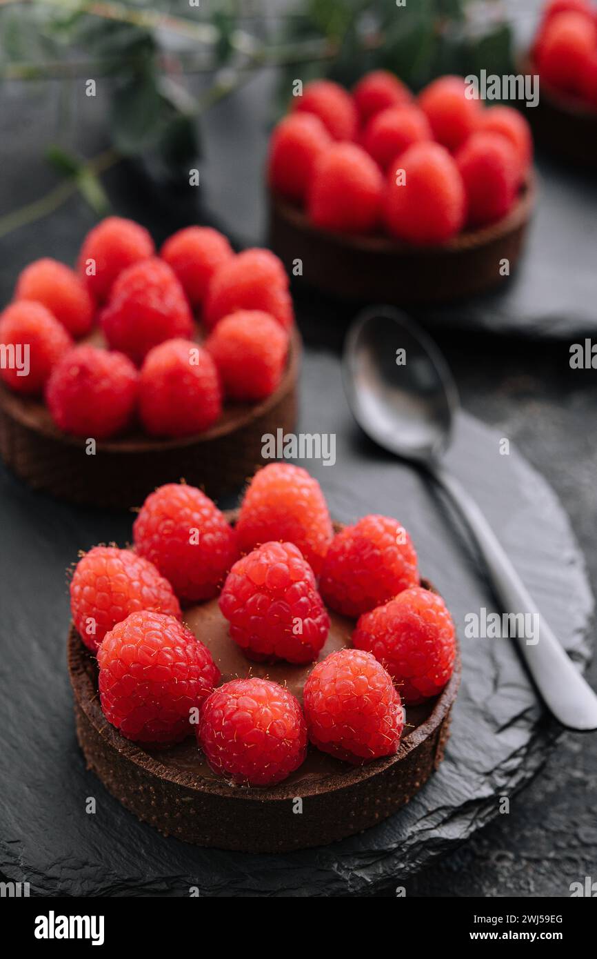 Gâteaux au chocolat avec framboise gros plan Banque D'Images
