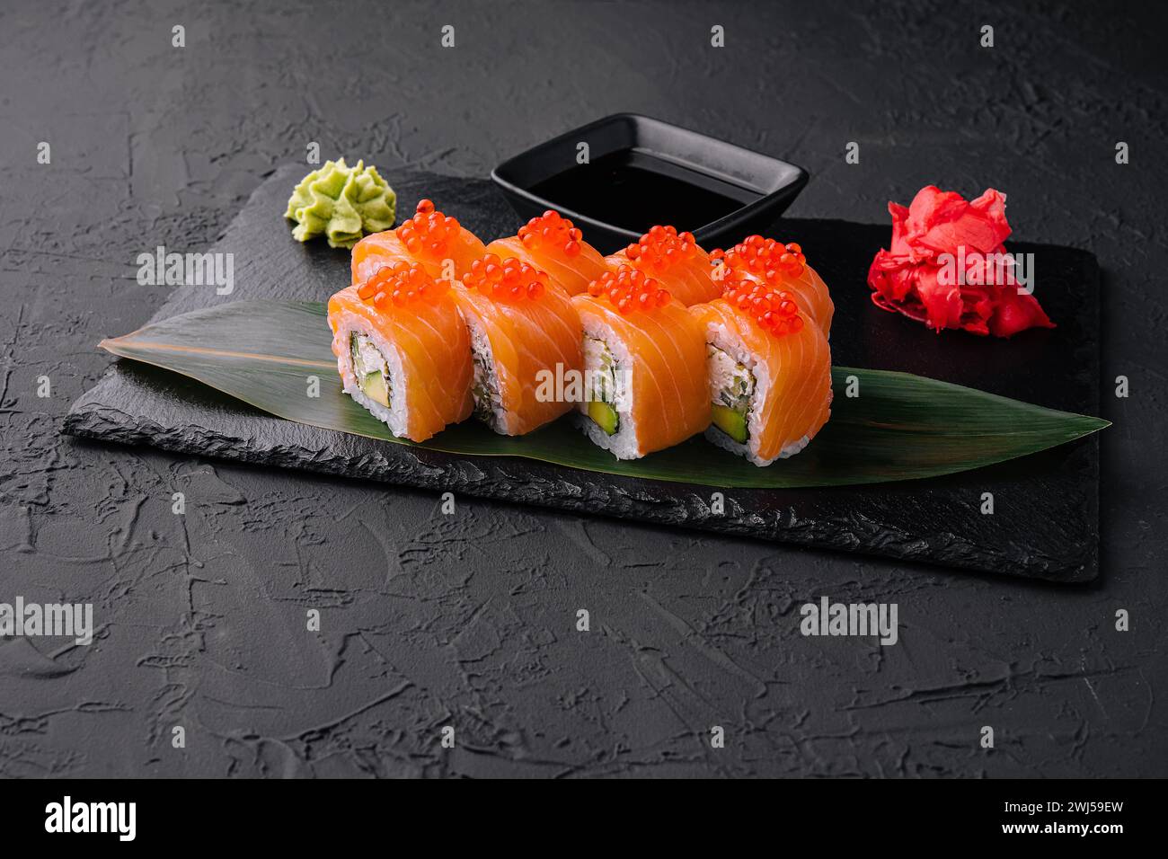 Philadelphia roll sushi avec saumon sur un fond sombre Banque D'Images
