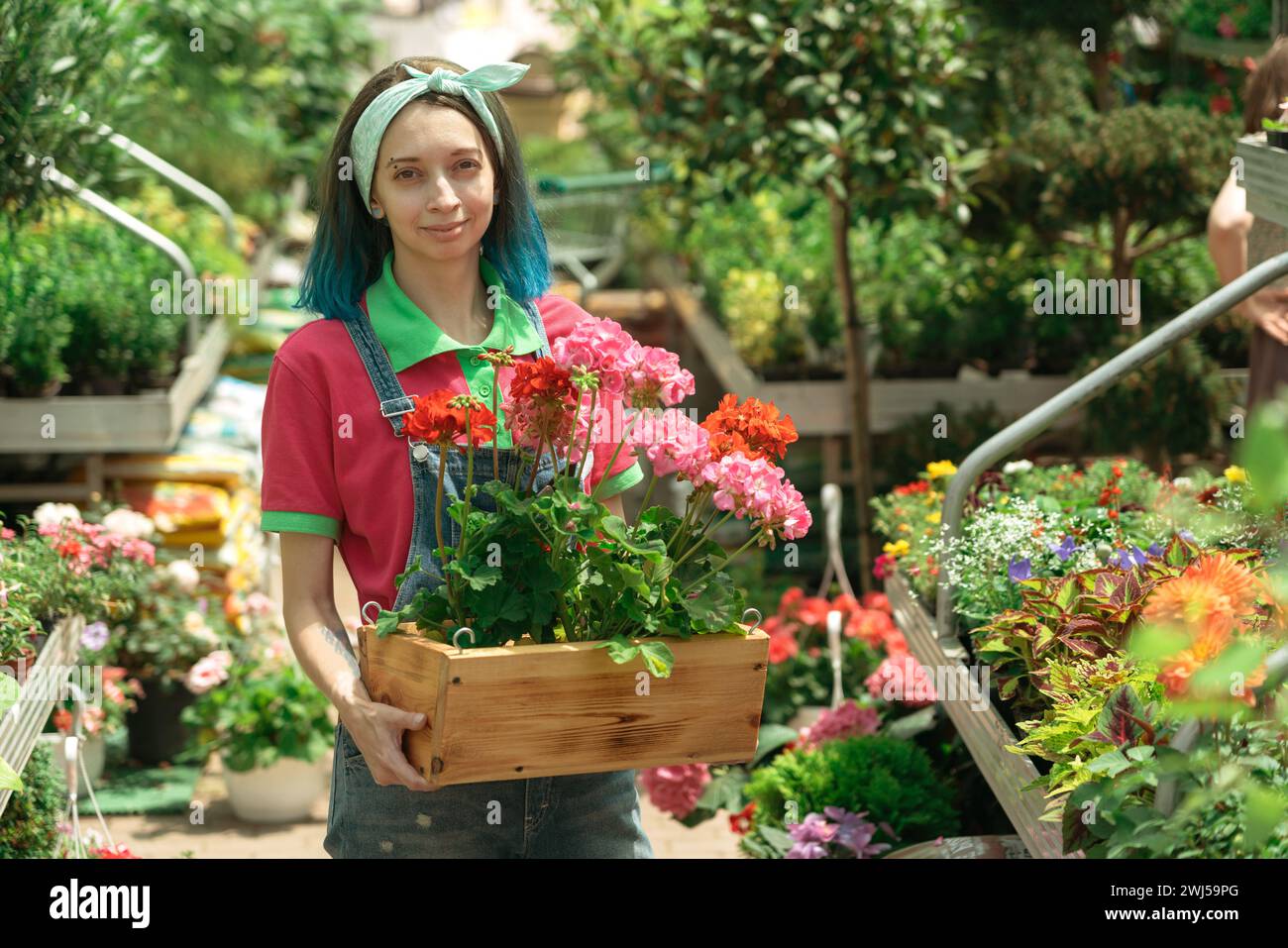 Fleuriste travaillant et organisant des pots de fleurs dans le magasin de jardin Banque D'Images